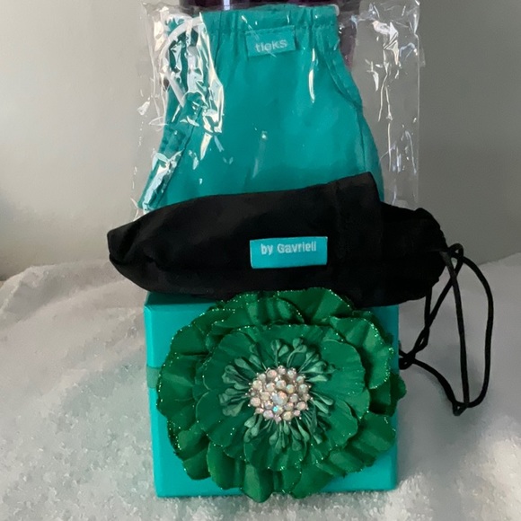 🪴TIEKS GREEN FLOWER AND BAG AND MASK🪴 - Picture 12 of 12